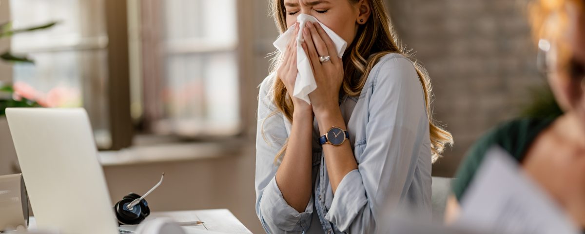 Mujer con gripe necesita medicamentos para las enfermedades respiratorias
