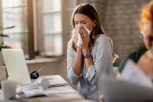 Mujer con gripe necesita medicamentos para las enfermedades respiratorias