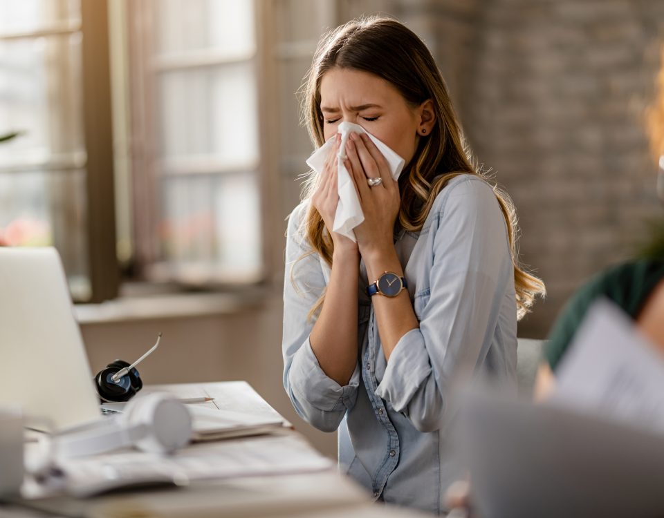 Mujer con gripe necesita medicamentos para las enfermedades respiratorias